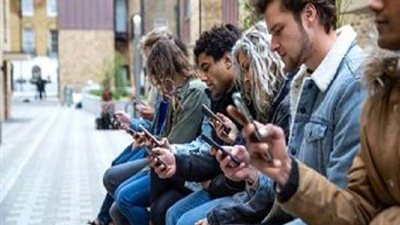 أدمنت الهاتف الحمول وبسببلك مشكلة في حياتك.. إليك بعض النصائح للتخلص من هذه العادة