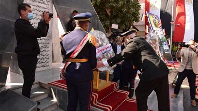 محافظ أسيوط القيادات الأمنية في وضع إكليل من الزهور على النصب التذكاري لشهداء الشرطة