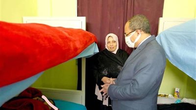 فى لفتة إنسانية نادرة.. رئيس جامعة سوهاج يتابع حالة طالبة مغتربة أجرت عملية جراحية