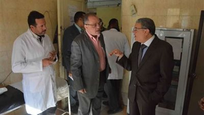 محافظ المنيا يتفقد مستشفى مصر الحرة ويتابع صرف العلاج لإحدى الحالات
