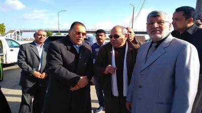 محافظ الشرقية يضبط 7 سيارات تسير عكس الاتجاه بطريق 