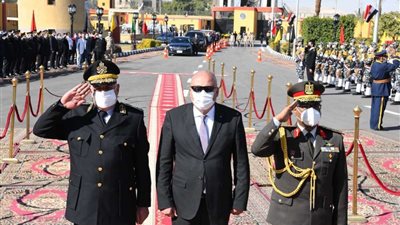 الداودى يقدم التهنئة لمدير أمن قنا بمناسبة عيد الشرطة ويضعان اكليلا من الزهور على النصب التذكارى للشهداء