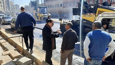 استكمال رصف الشوارع بحي غرب سوهاج (صور)