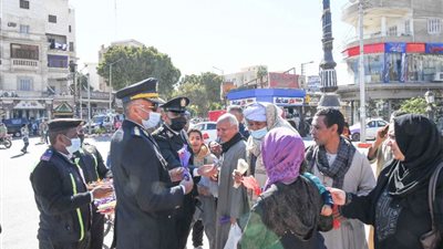 ضباط مرور قنا يوزعون الورود على سائقي السيارات والمواطنين في عيد الشرطة