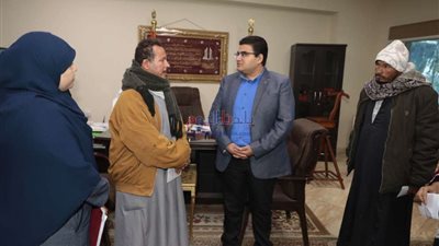 نائب محافظ بني سويف يسلم مساعدات مالية لـ3 حالات إنسانية
