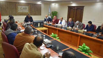 محافظ مطروح يناقش خطط إنشاء الطرق وفقاً للخطة الاستثمارية