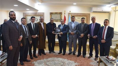 ممثلي نقابات المحامين والعاملين بالخدمات الصحية والمهندسين يقدمون التهنئة لمحافظ مطروح