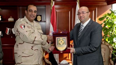 محافظ بني سويف يكرًم المستشار العسكري تقديرا لجهوده خلال فترة عمله بالمحافظة