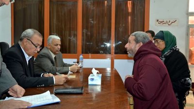 محافظ القليوبية يبحث 100 شكوى في اللقاء الجماهيري