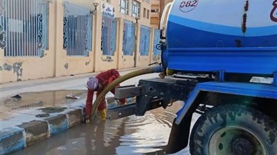 محاف مطروح يتابع جهود مجالس المدن في إزالة تراكمات مياه الأمطار