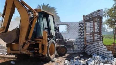 إزالة 13 حالة تعدي على مجرى نهر النيل بطهطا في سوهاج