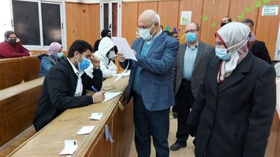 رئيس جامعة بنها يتفقد الامتحانات والوحدات الإنتاجية
