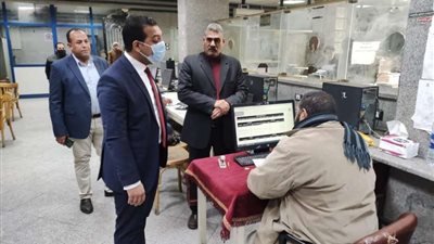 نائب محافظ قنا يتابع سير العمل بوحدة استرداد أراضى الدولة