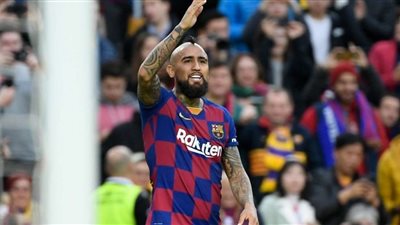 فيدال يشكو برشلونة بسبب المكافآت