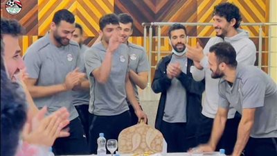 المنتخب المصري يحتفل بعيد ميلاد نجم الفريق
