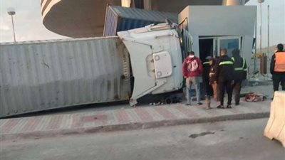 إصابة سائق تريلا بعد الاصطدام  بغرفة تحصيل كارتة أكتوبر