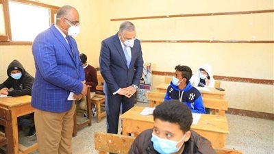 محافظ سوهاج يتفقد لجان امتحانات الشهادة الإعدادية