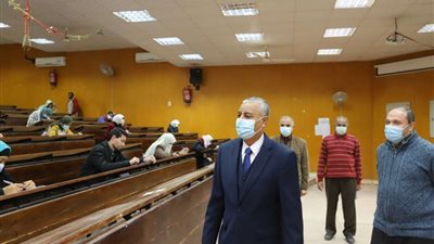 رئيس جامعة جنوب الوادي خلال جولاته التفقدية للجان الامتحانات