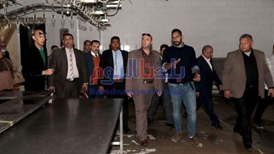 محافظ بني سويف يتابع إجراءات تلافي انبعاث الروائح الكريهة بمصنعي دجاج وأعلاف