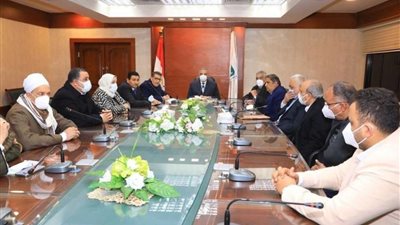 محافظ سوهاج يناقش آليات الانتهاء من أعمال إحلال وتجديد المستشفيات المركزية بجهينة وجرجا