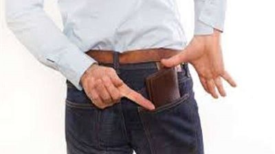 أسباب مخيفة.. تعرف على مخاطر وضع المحفظة في الجيب الخلفي للرجال ..تعرف عليها
