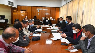 السكرتير العام لمحافظة قنا يستعرض مشروع تطوير المناطق غير المخططة