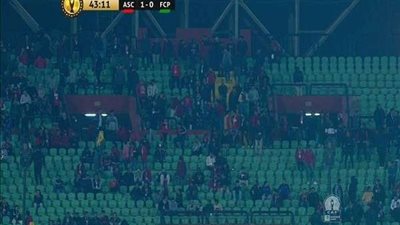 الجمهور يغادر ملعب السلام في الشوط الأول لمباراة الأهلي وبلاتينيوم