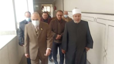 نائب رئيس جامعة الأزهر يتفقد لجان الامتحانات بكلية القرآن الكريم بطنطا