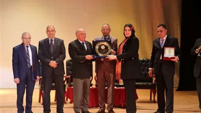 نقيب المعلمين يقدم العزاء لأسر ضحايا حادث بورسعيد