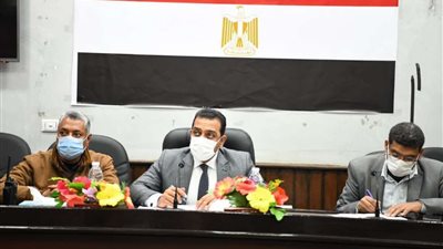 نائب محافظ قنا يعقد اجتماعا مع المسئولين عن ملف تقنين أرضي الدولة بنقادة