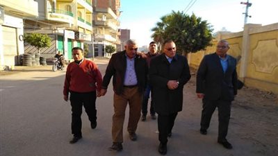 محافظ الشرقية يتفقد أعمال الرصف وتوصيل الغاز الطبيعي بمدينة أبو كبير