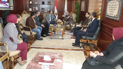 محافظ بني سويف يبحث مع الغرفة التجارية توفير فرص عمل للشباب