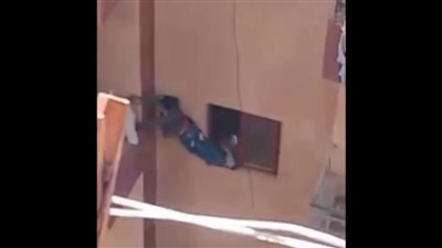 القبض على والدة «طفل عين شمس» تركته لفترة معلقا فى البلكونة