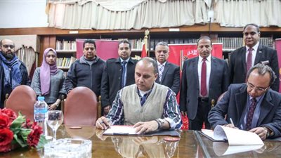 الأهلي يُوقع عقود 