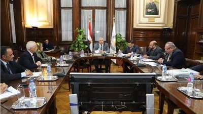 وزير الزراعة يتابع مع قيادات 
