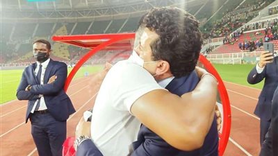 صامويل إيتو يهنئ أشرف صبحي والجهاز الفنى لمنتخب مصر بالتأهل للنهائي