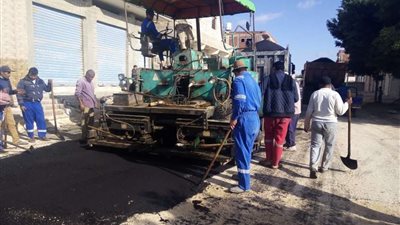 محافظ مطروح يتابع أعمال رصف شارع 