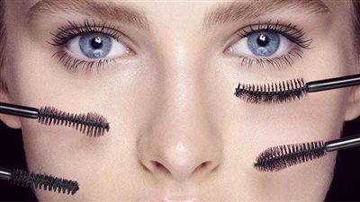 سر غريب وراء فتح النساء أفواههن خلال وضع الماسكارا