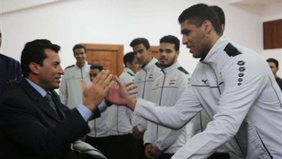 بالصور.. وزير الرياضة يكرم منتخب ناشئي الكرة الطائرة