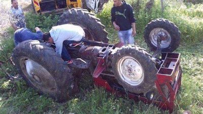 إصابة شخصين في حادث انقلاب جرار زراعي بمنفلوط