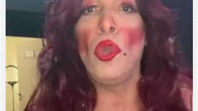 قصة الطلة نسائية بملابس مكشوفة وراء الهجوم اللاذع على 