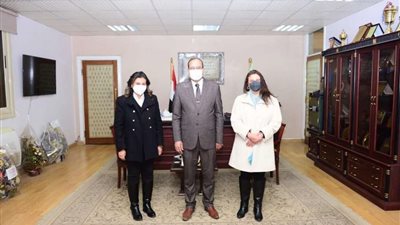 رئيس جامعة سوهاج يناقش خطة الاستدامة لمشروع المركز الجامعى للتطوير المهنى