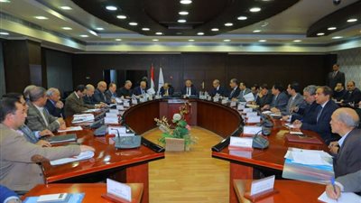 محافظ القليوبية يبحث تنظيم ووضع آلية لإدارة مواقف السيارات أسفل الطريق الدائري