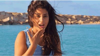 بالفيديو.. آيتن عامر تحتفل بالكريسماس بوصلة رقص في الشارع