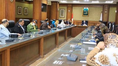 اجتماع هام لـ نائب محافظ سوهاج بإدارات خدمة المواطنين.. لهذا الأمر