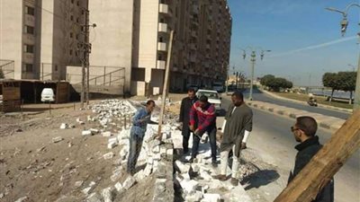 إزالة سور مخالف على الكورنيش بحي جنوب مدينة المنيا