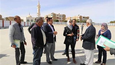 نائب محافظ الوادي الجديد تتابع أعمال الإنشاءات بأرض المعارض بالخارجة