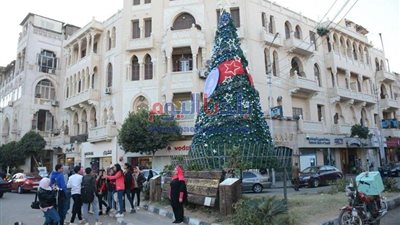 المصريون يستعدون للاحتفال بالكريسماس (صور)
