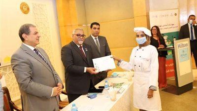 وزير القوى العاملة يحكي قصة نجاح «الأميرتان»