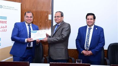 جامعة سوهاج تختتم دورة أساسيات الصيدلة الإكلينيكية وتكرم المتدربين